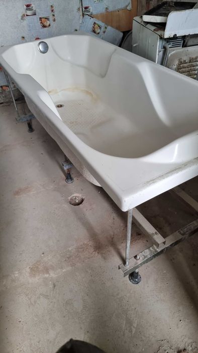 Продается ванная акриловая, бу, с установочным каркасом