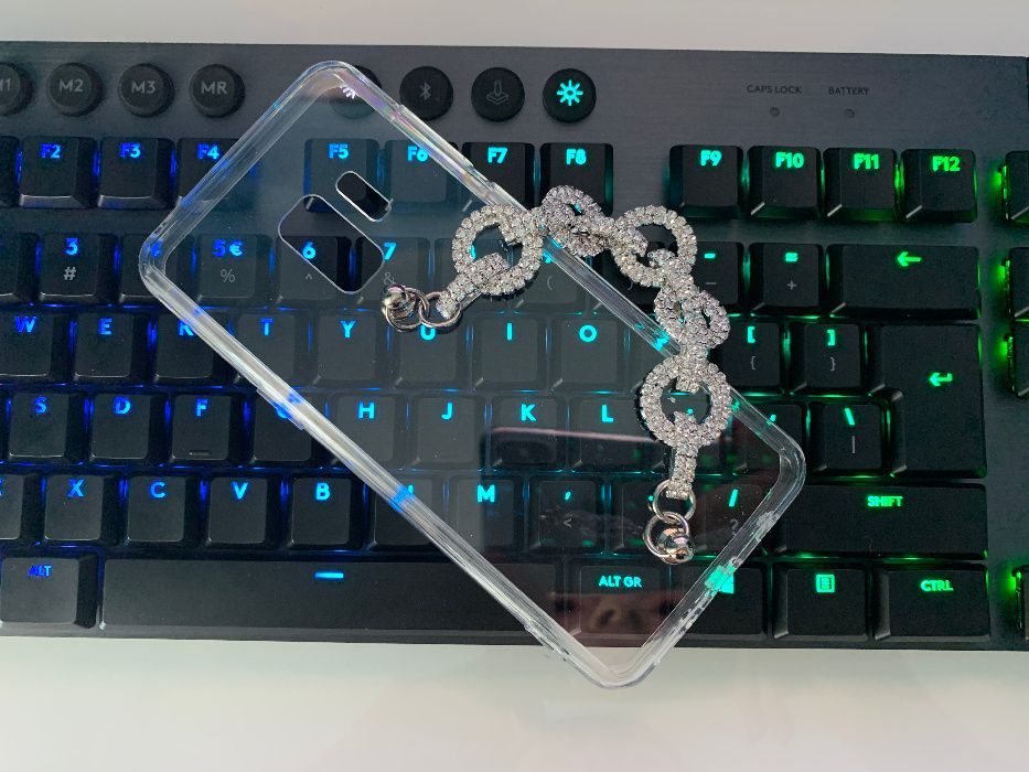 Husa cu bratara de mana si pietricele Samsung Galaxy S9, S9+, S9 Plus