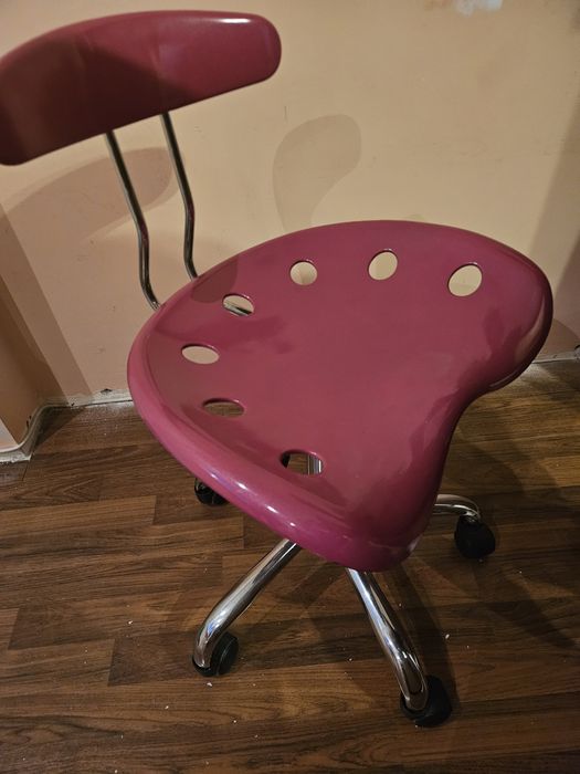 Розов детски стол