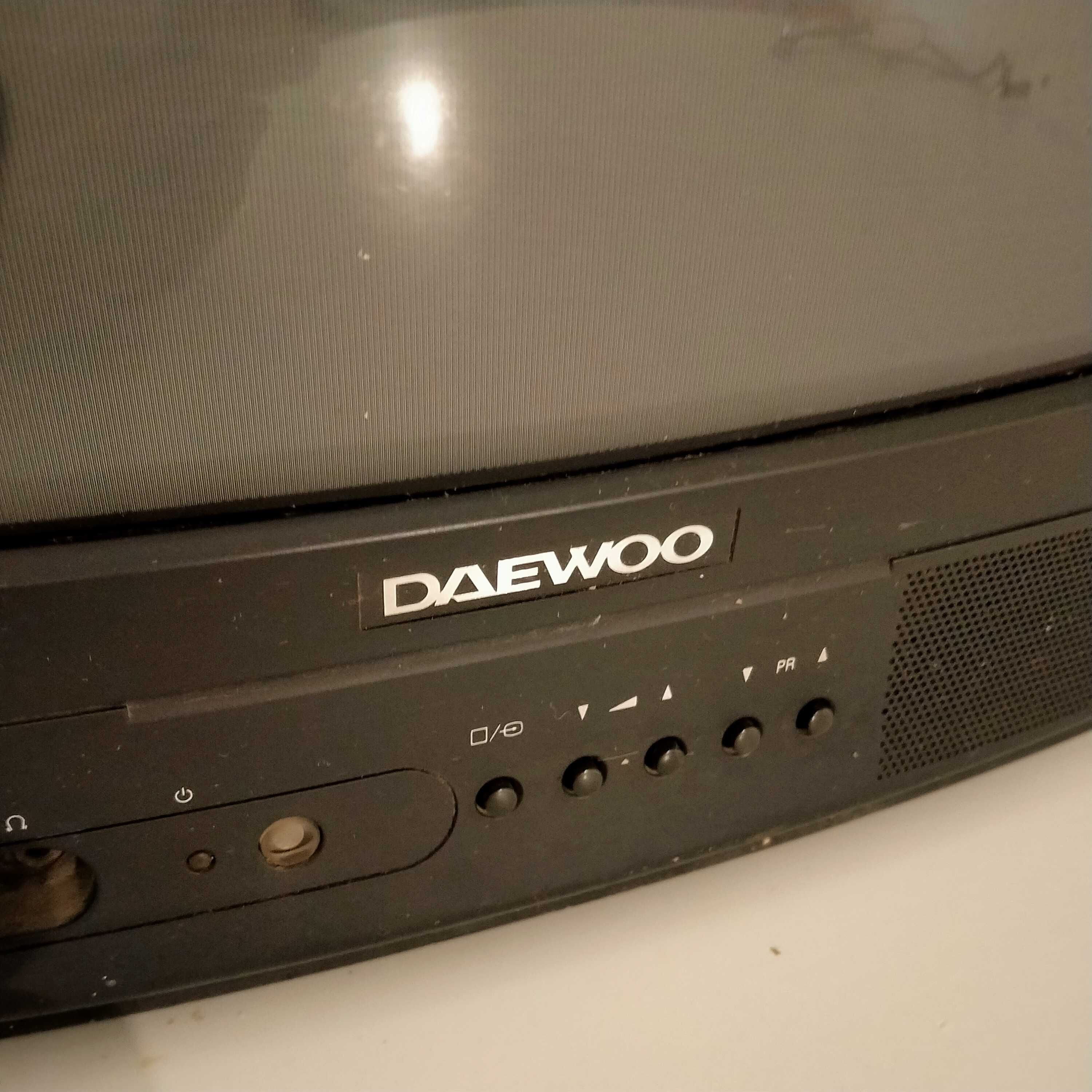 Телевизор " DAEWOO " и видеомагнитофон " LG " .