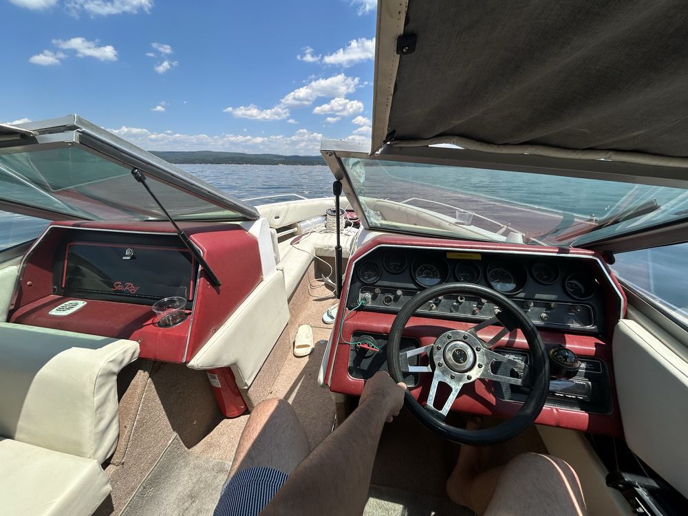 Продавам лодка SeaRay с колесар