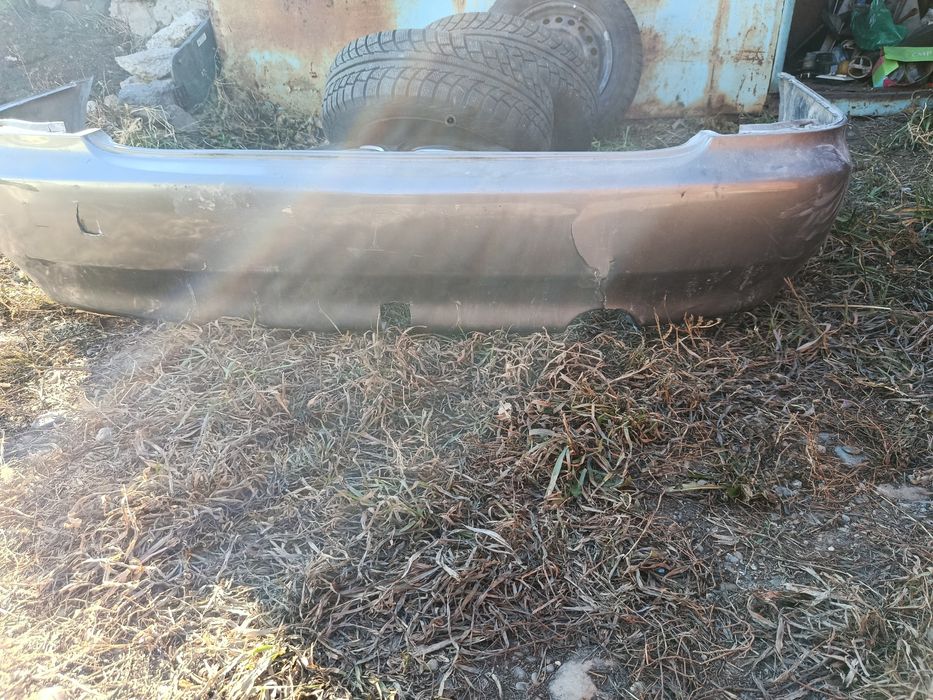 Задний бампер Мазда 323 седан