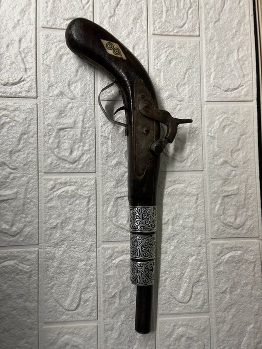 Стар пистолет с вградени орнаменти