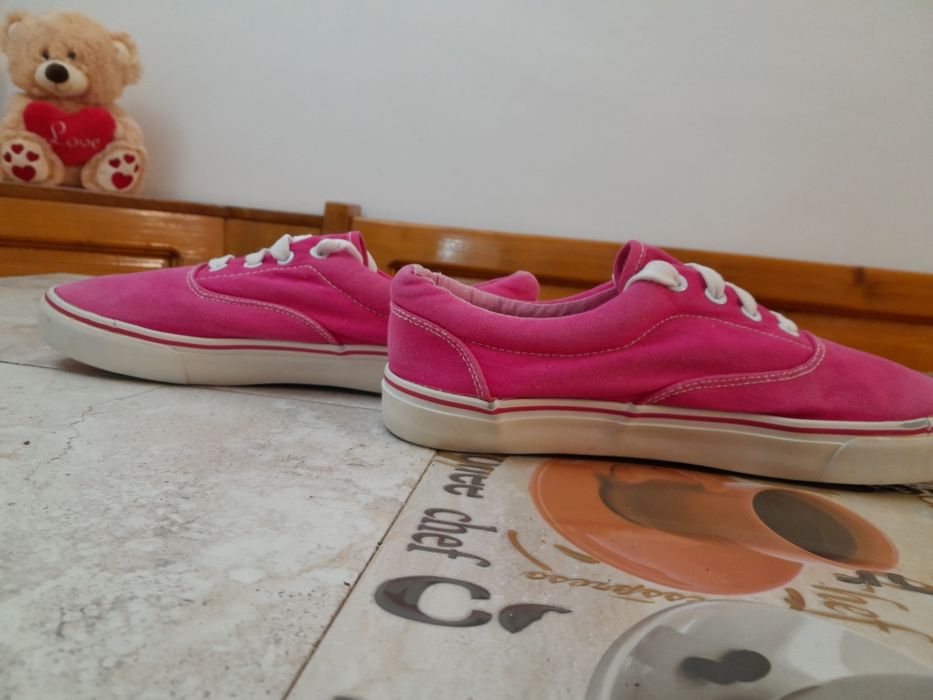 Teniși next noi fără etichetă