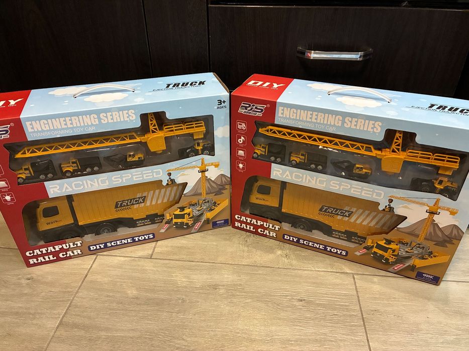 Играчки , камион , платформа с писта , кран и строителни машини