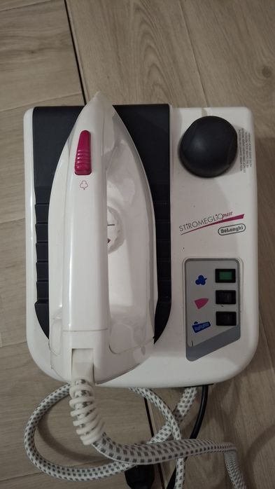 Statie de călcat Delonghi