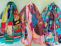 Продавам дамски копринени шалове 126 на 134 сантиметра