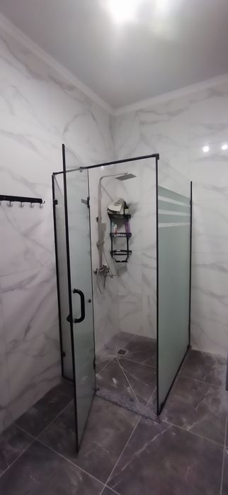 Стеклянные душевые перегородки