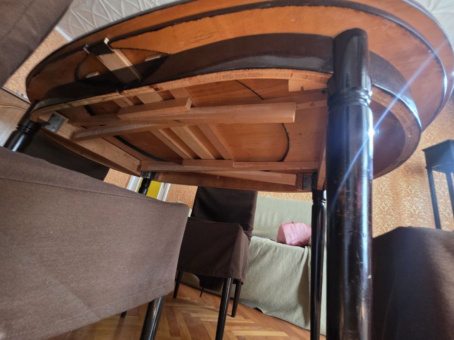 Masa extensibila cu 6 scaune din lemn masiv de colectie