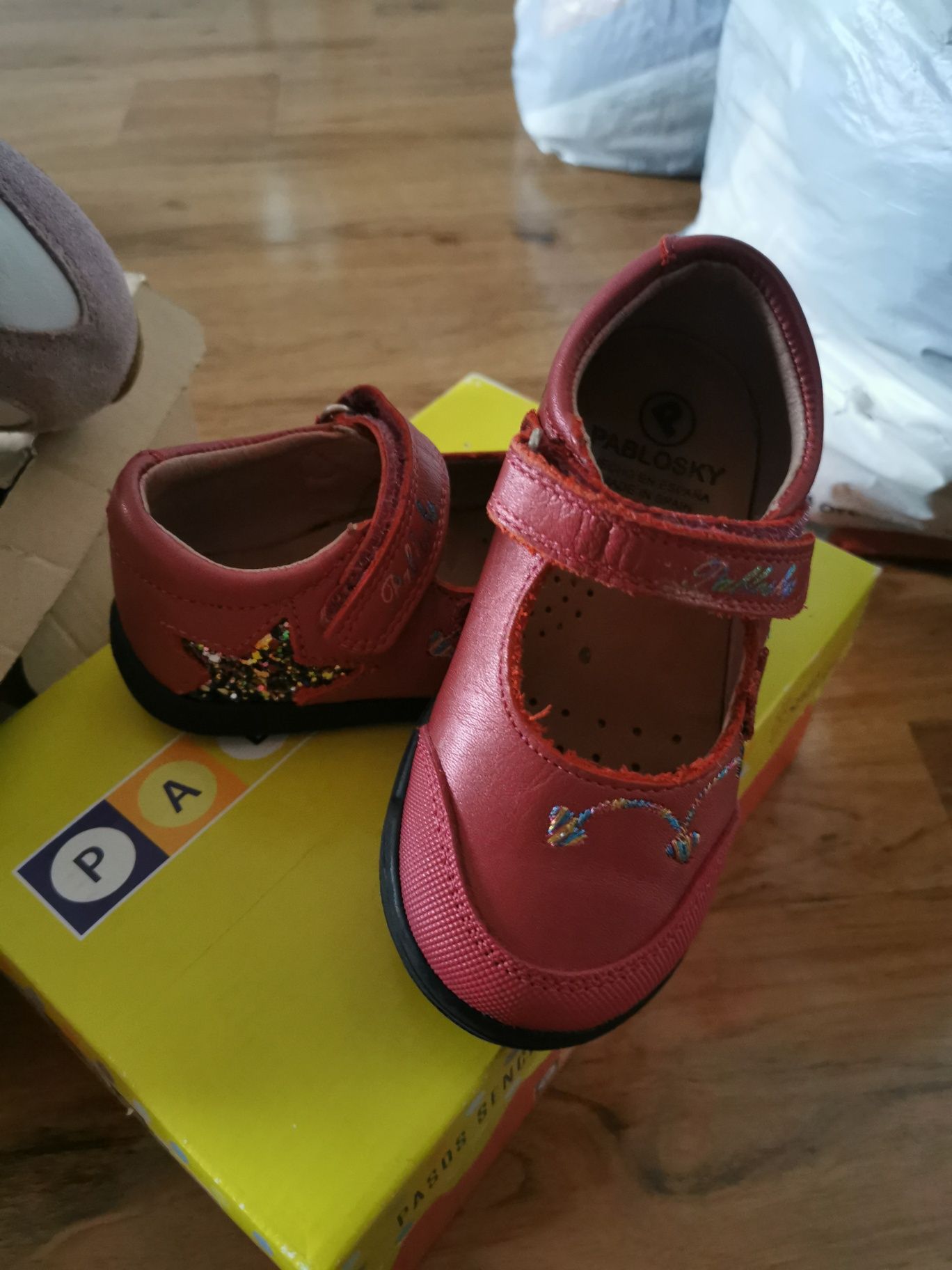 Продам обувь детскую для первых шагов