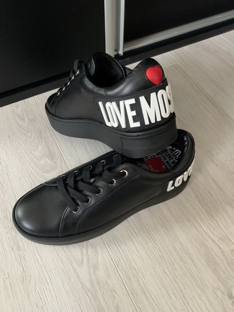 Adidasi Love Moschino