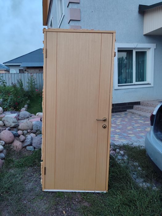 Продам  бу  деревянные   двери  три  штуки отличном состояние доставка