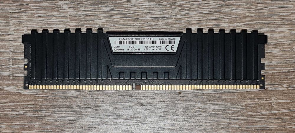 Memorie RAM Corsair Vengeance LPX 8GB DDR4 2400MHz CL14 – upgrade PC