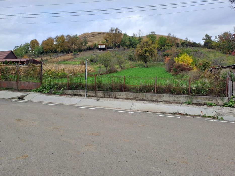 Vând teren intravilan