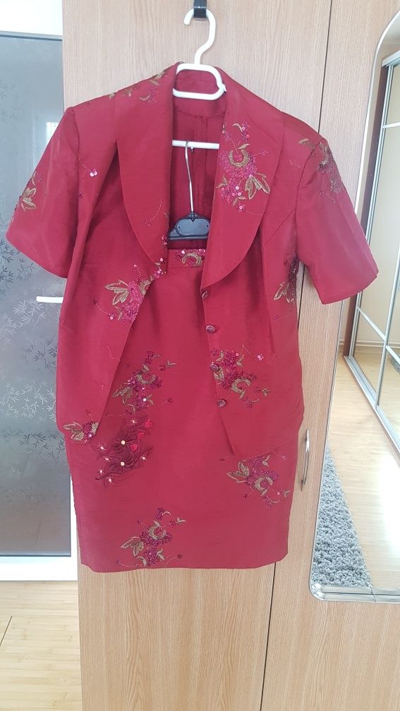 Costumaș visiniu de ocazie