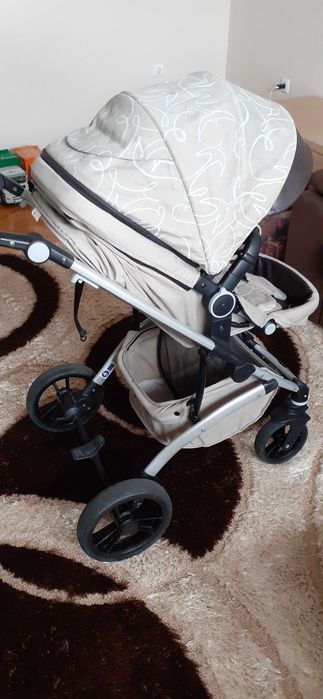 Детска количка подходяща за момче и за момиче.