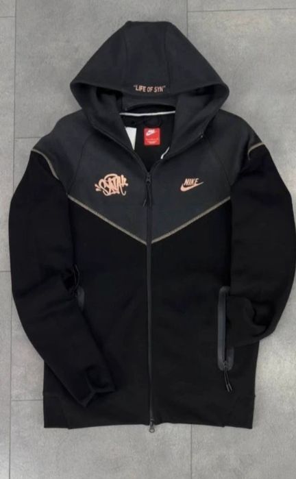 Nike Tech Syna World