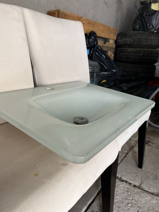 Стъклена мивка.