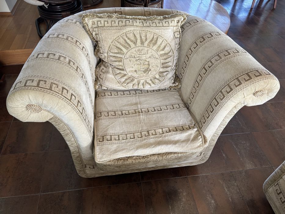 Комплект мека мебел: диван и два фотьойла в добро състояние.