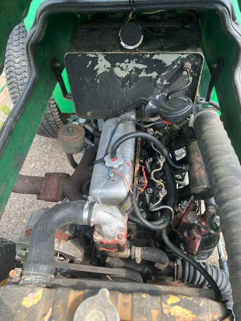 Tractor John Deere 4x4 cu remorca