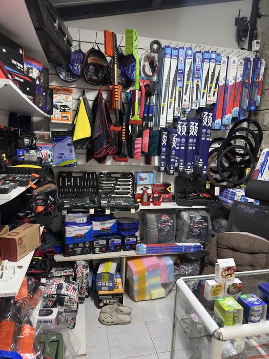 Продам наработанную точку автомобильных аксессуаров .