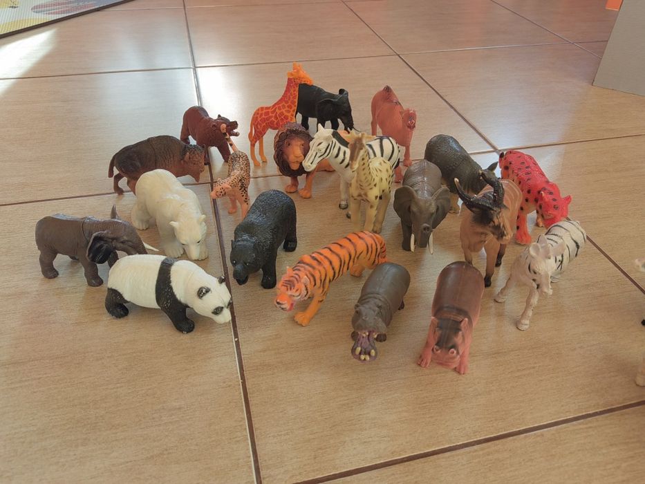 Различни видове животни детски играчки - домашни, диви, динозаври, нас