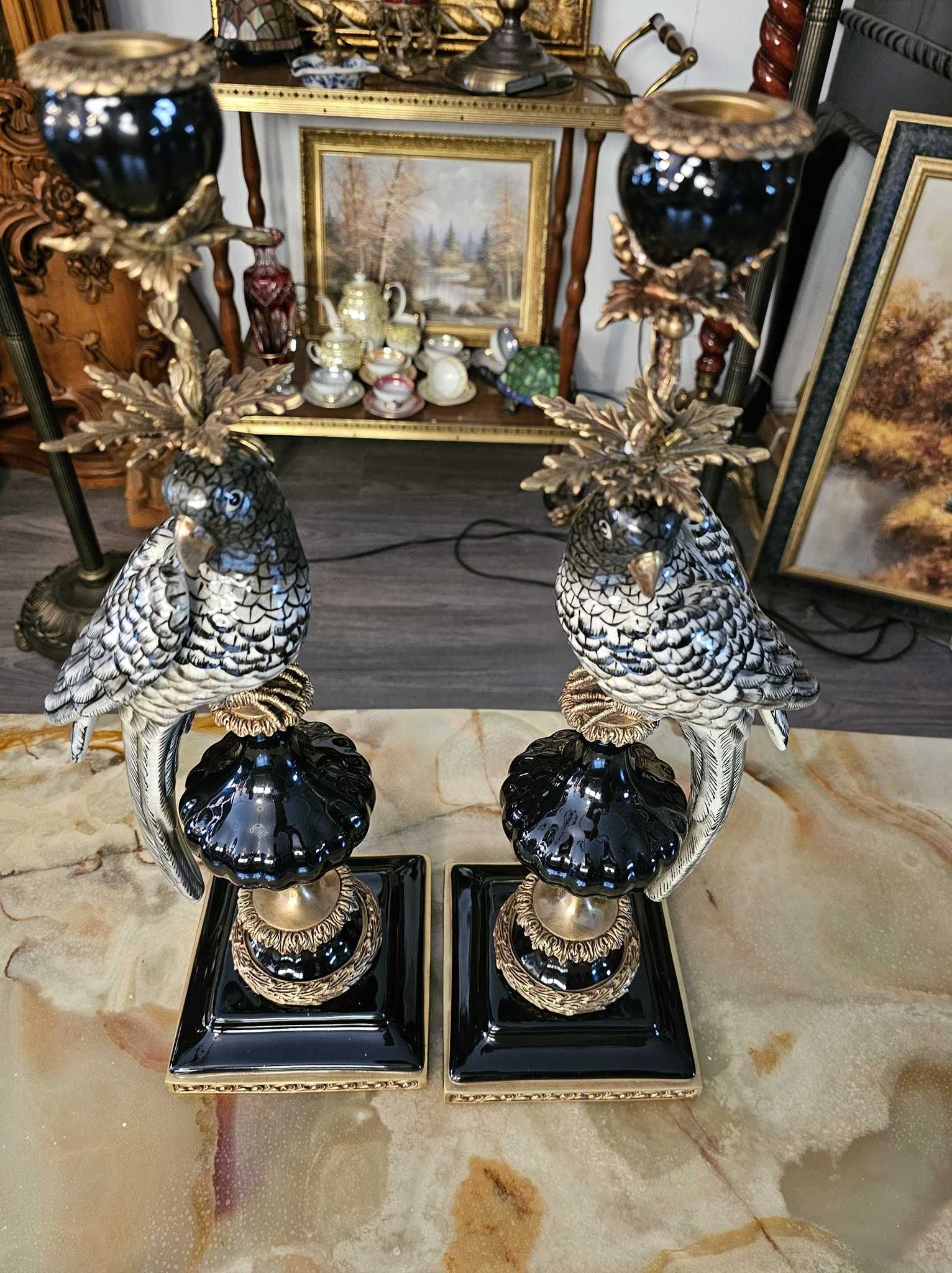 Pereche de sfesnice din porțelan cu ornamente din bronz,