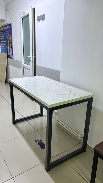 Стол с железными ножками