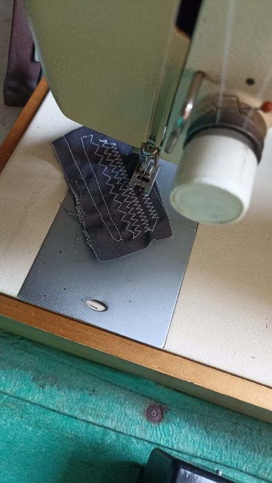 Швейная машинка Чайка прямострока зигзаг работает отлично..