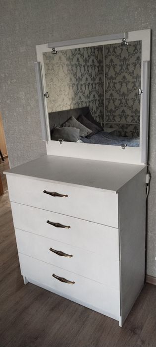Срочно продам трюмо белого цвета с подсветкой