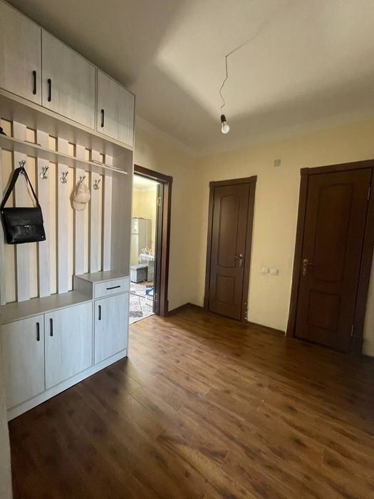 Ohangaron shahar markazida 2 xonali uy sotiladi