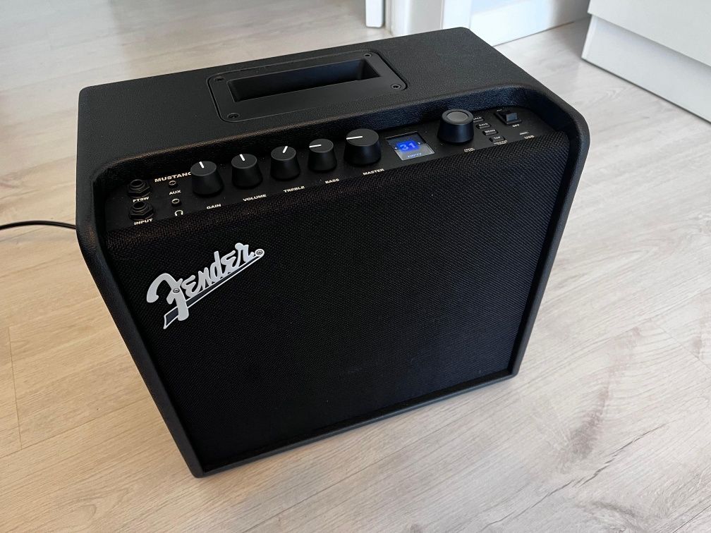 Продам Fender Mustang LT25