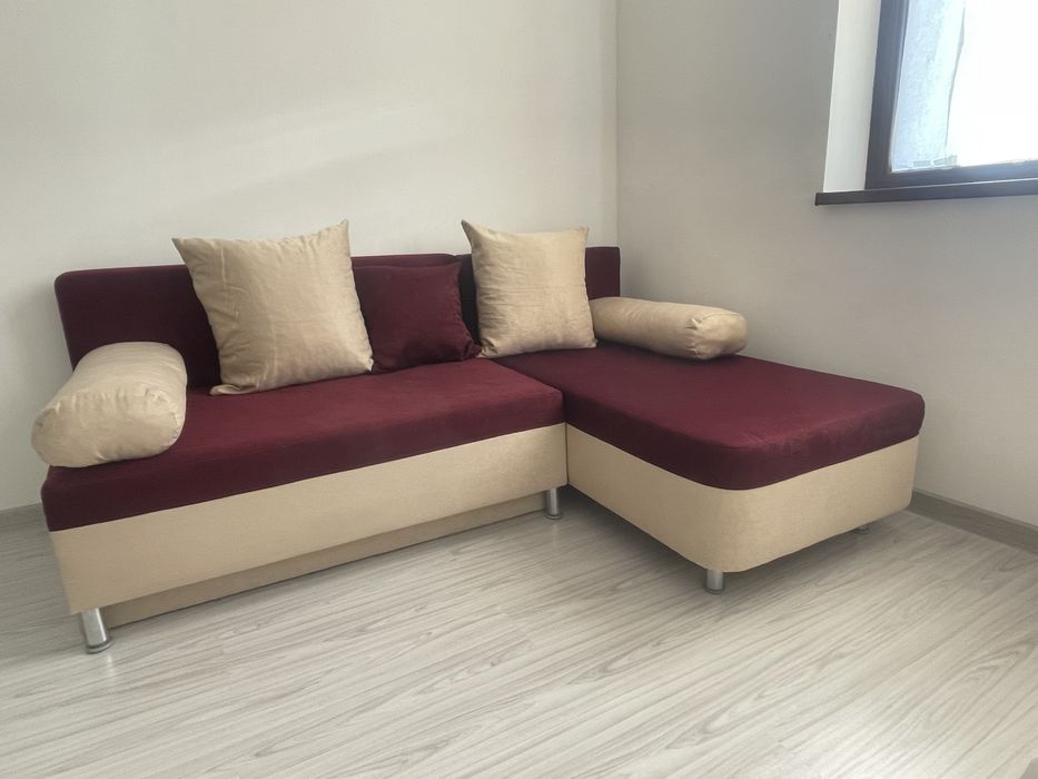 Диван с възглавнички