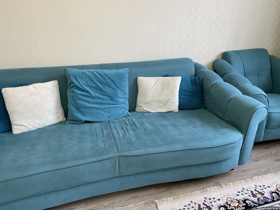 Продается диван с креслами, стол со стульями и шторы