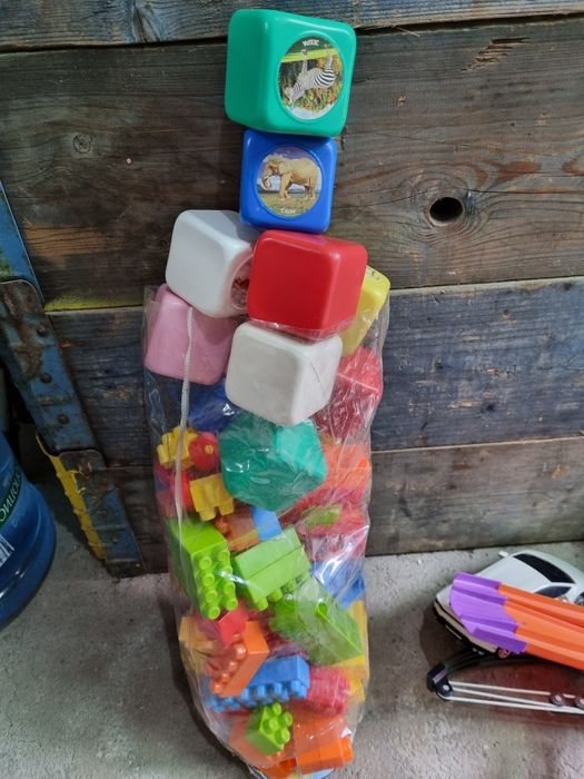 Детски конструктор с цветни кубчета с животни