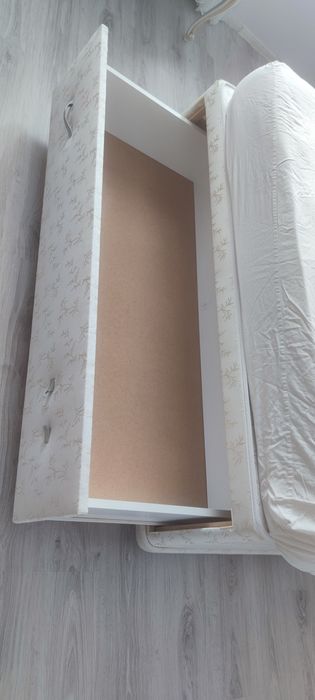 Тапицирана спалня с табла