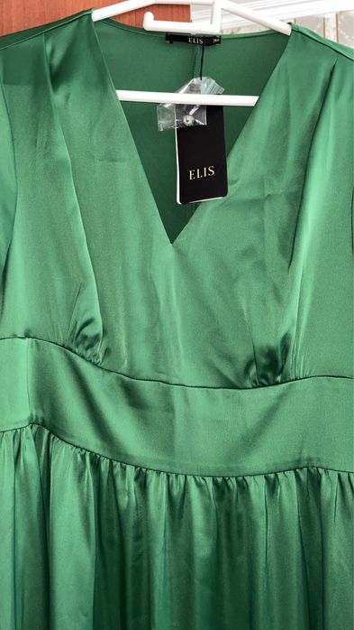 Новое платье из атласной ткани — изысканный зелёный цвет ELIS