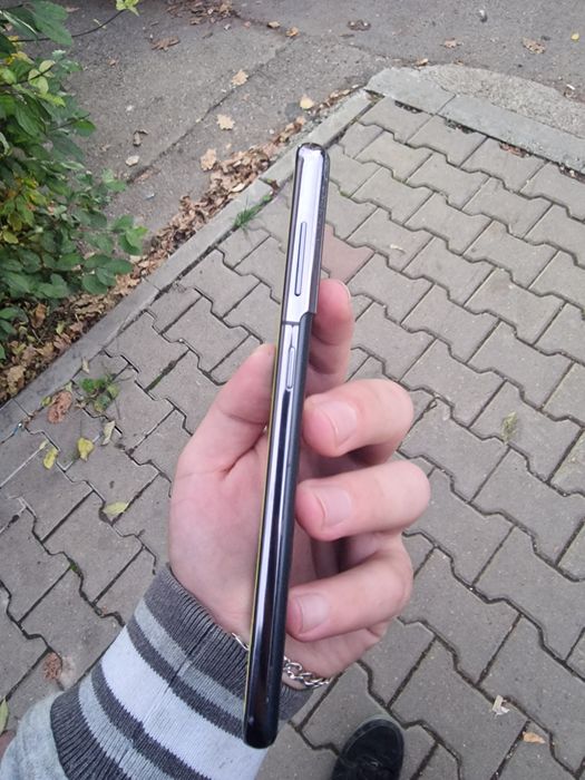 S21 zgariat pe alocuri (e cu folie)