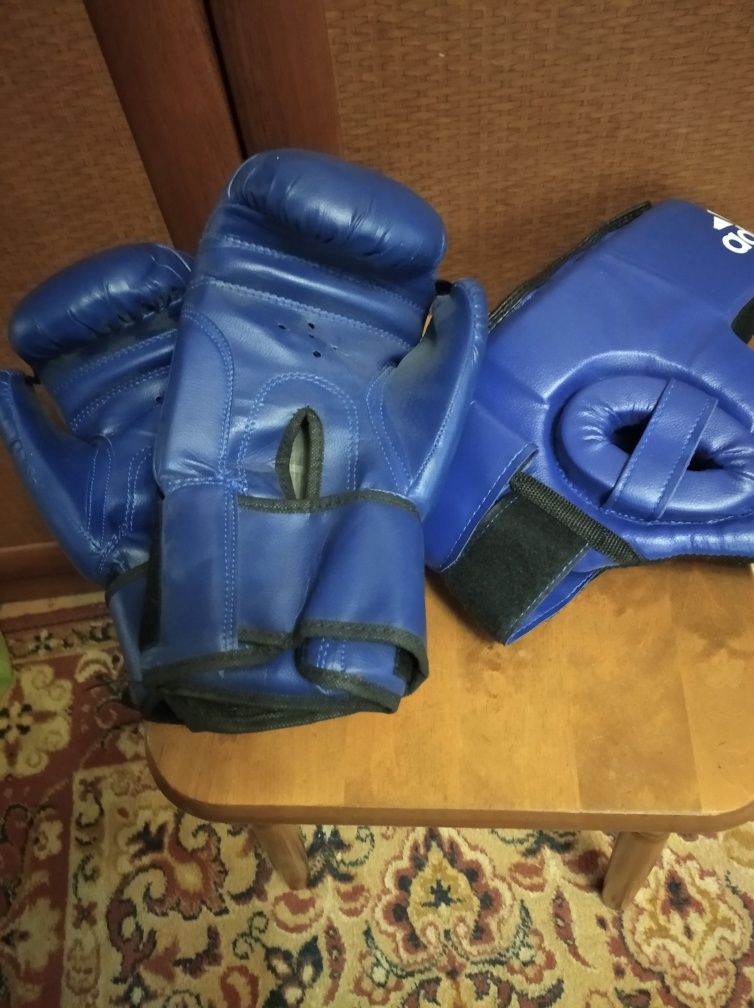 Бокс перчатки и шлем