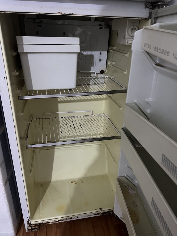 Надежный рабочий холодильник