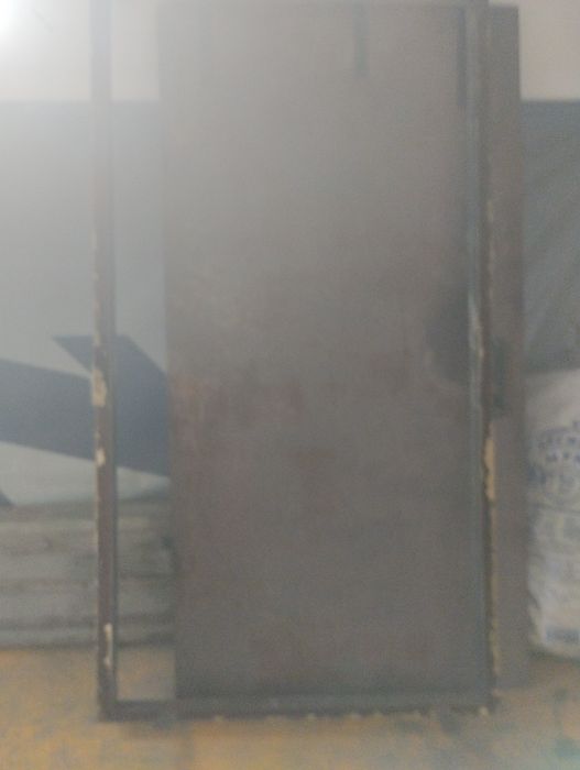 Дверь железная 1.11×2.13