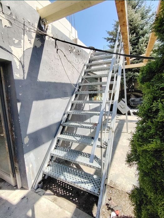 Confectionam scarii metalice zincate exterioare și pentru incendii , p