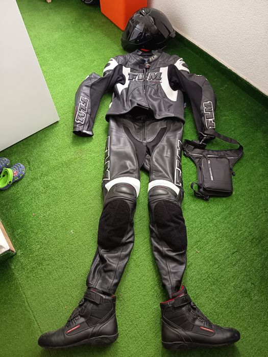 Echipament moto.Casca+intercom,costum din 2 piese+geanta picior cizme