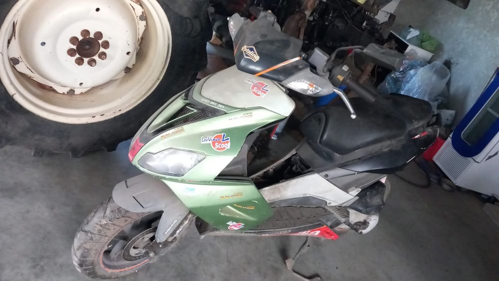 scuter apriliea este schimbat setul  am mai multe scutere mai inf la