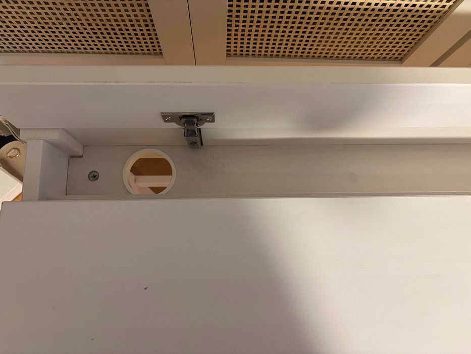 Бяло бюро от Ikea