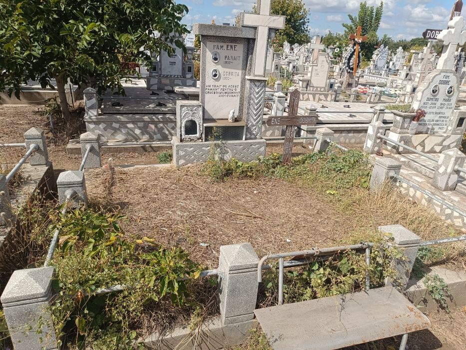 Vând locuri veci cimitir Coca-Cola
