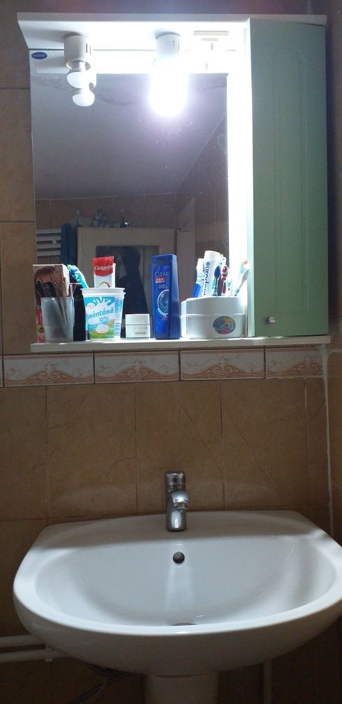 Set chiuvetă si oglindă pt baie.