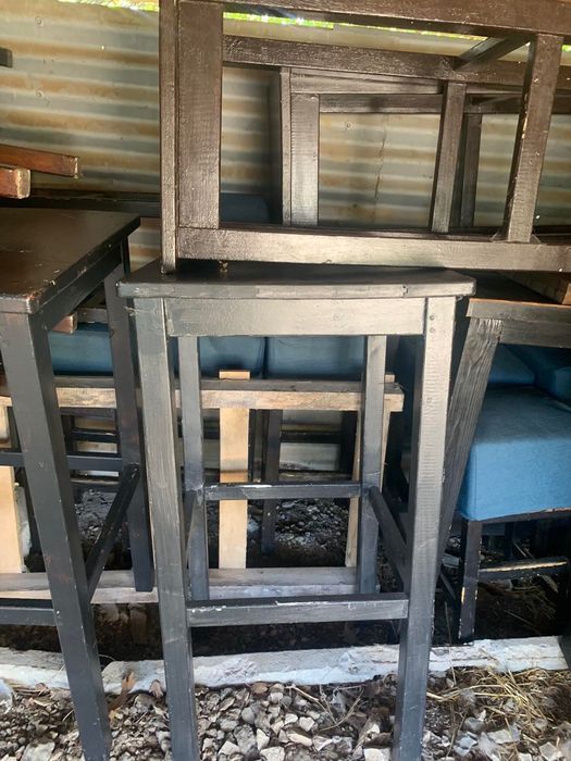 Дървени високи маси, щъркели и пейки