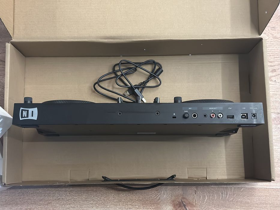 DJ контролер Traktor Kontrol S2 ( Конзола , Пулт )