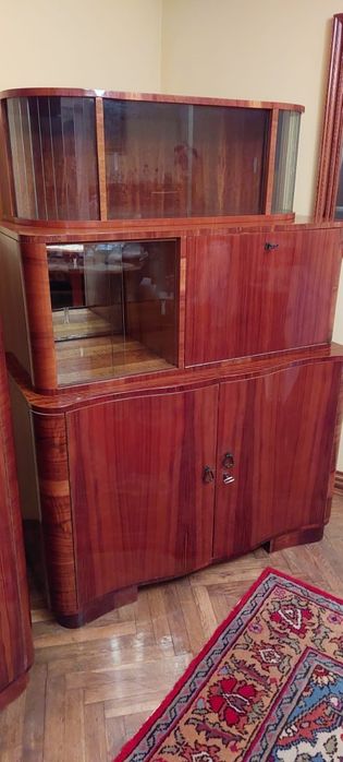 Vitrina cu furnir de nuc